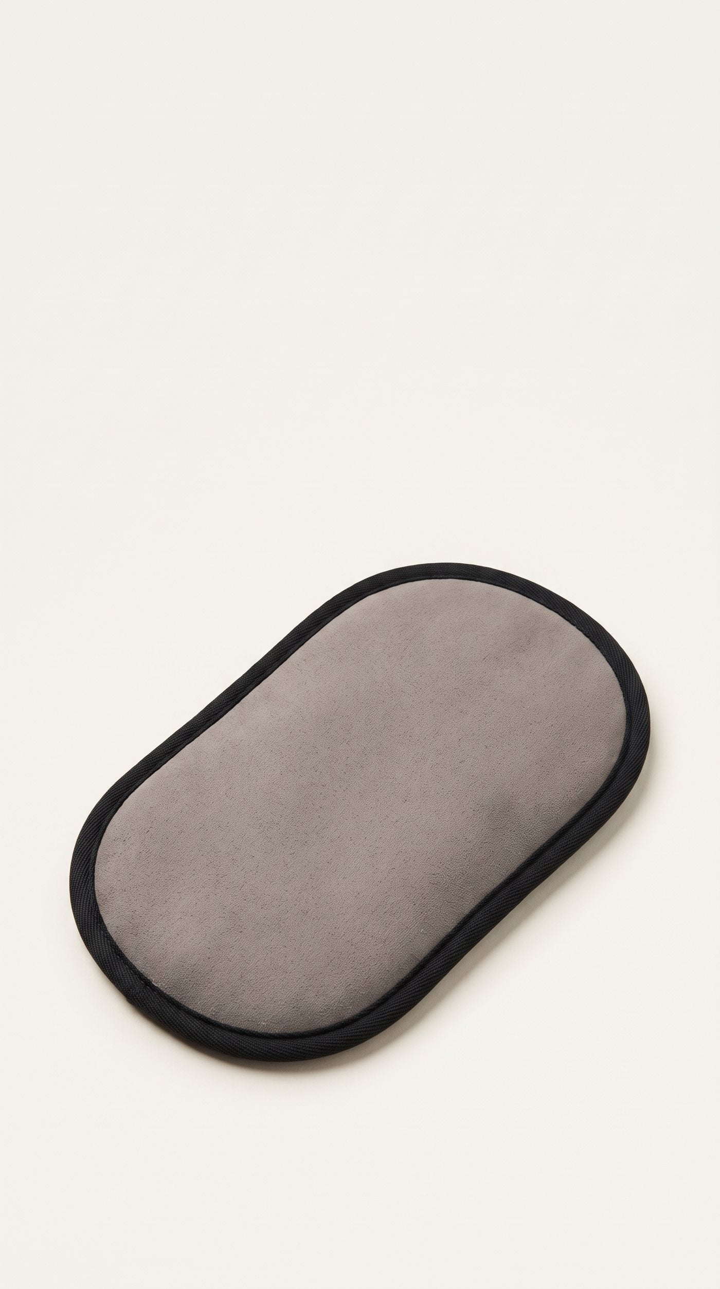 La face active du gant, un velours ras gris-taupe, sur fond vert lichen